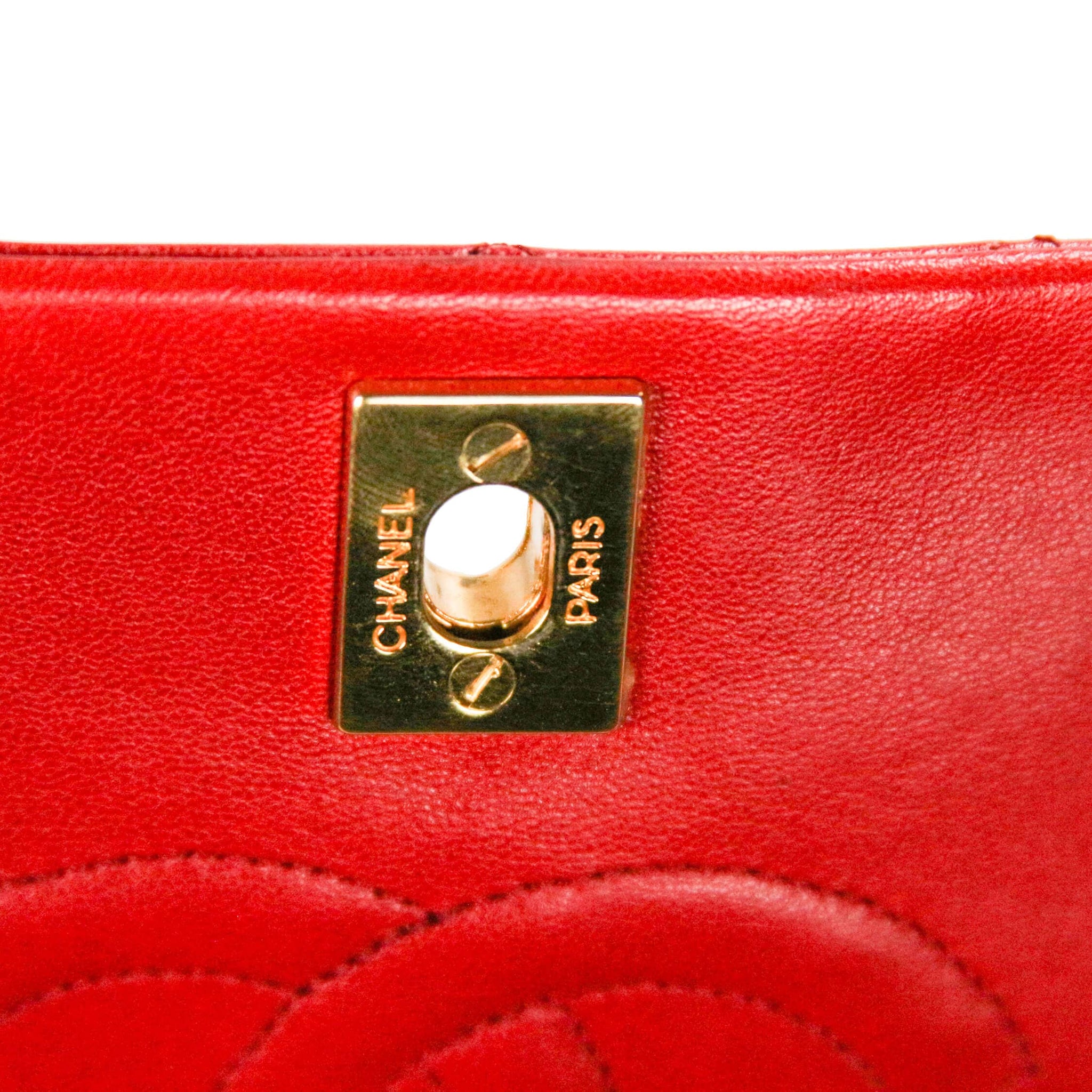 Chanel Sac à rabat complet petit or rouge en peau d'agneau - Secondhandbags Agir