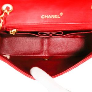 Chanel Sac à rabat complet petit or rouge en peau d'agneau - Secondhandbags Agir