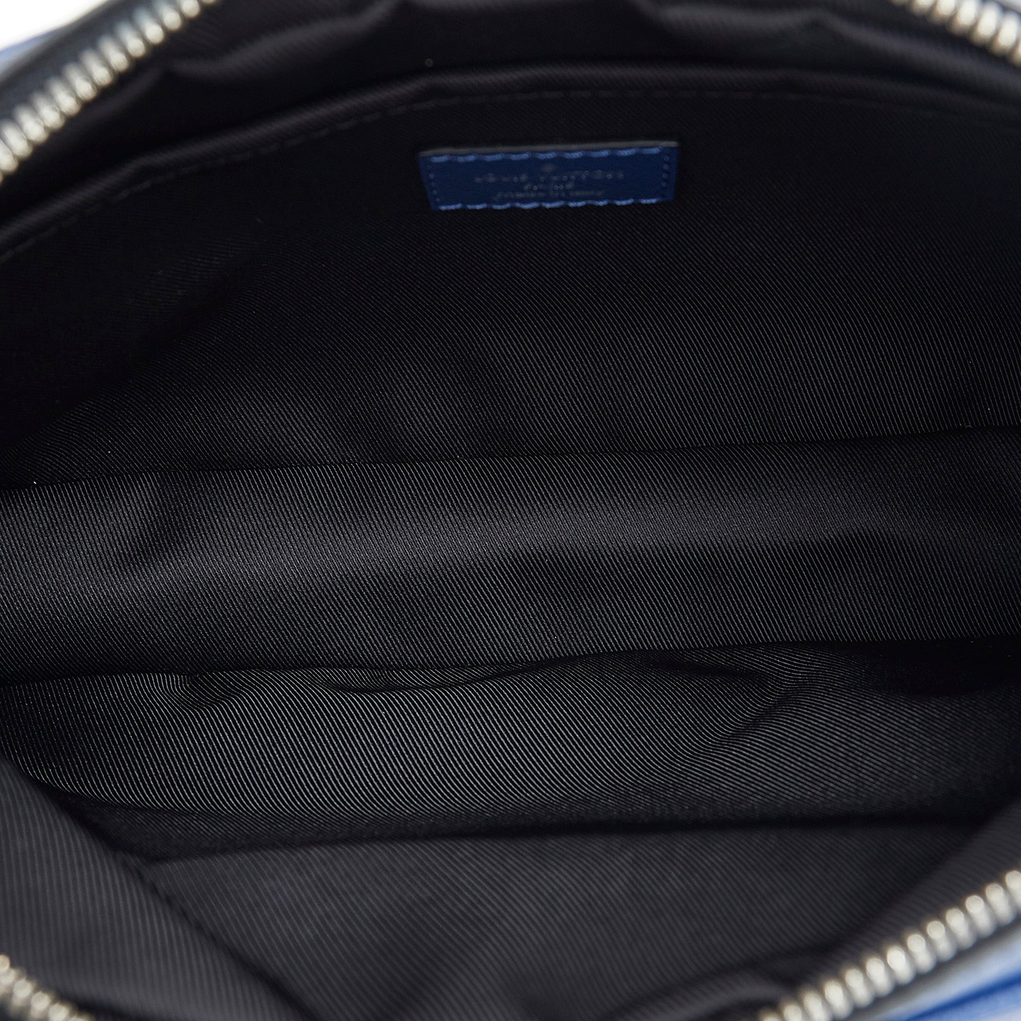 Louis Vuitton Outdoor Messenger Blue Taiga Monogram Leather ref